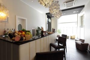 Uma área de estar em Holiday Inn Genoa City by IHG
