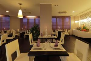 Um restaurante ou outro lugar para comer em Holiday Inn Genoa City by IHG