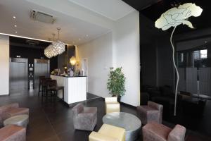 Uma área de estar em Holiday Inn Genoa City by IHG