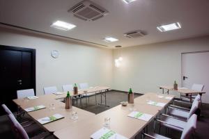 A área empresarial e/ ou a sala de conferências de Holiday Inn Genoa City by IHG