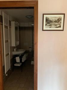 W łazience znajduje się umywalka i lustro. w obiekcie La Maison De Deni w mieście Aymavilles