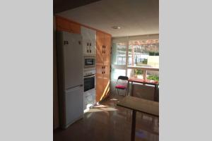 Kuchnia lub aneks kuchenny w obiekcie APARTAMENTO RINCÓN DE LOIX ( PLAYA DE LEVANTE)