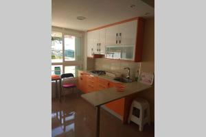 kuchnia z drewnianymi szafkami i blatem w obiekcie APARTAMENTO RINCÓN DE LOIX ( PLAYA DE LEVANTE) w mieście Benidorm