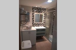łazienka z umywalką i lustrem w obiekcie APARTAMENTO RINCÓN DE LOIX ( PLAYA DE LEVANTE) w mieście Benidorm