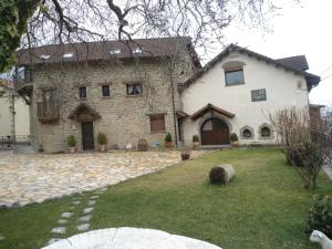 una gran casa de ladrillo con un patio en Casa El Pajar I y II, en Senegüé