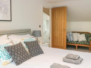 a bedroom with a bed with two towels on it at Fig Cottage in Kirkby Stephen