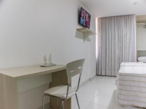Uma TV ou centro de entretenimento em Aracaju Corais Hotel