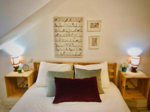 a bedroom with a white bed with two night stands at Con Piscina Confort Nordico Aranjuez garaje in Aranjuez