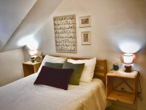um quarto com uma cama com dois candeeiros em duas mesas em Confort Nordico Aranjuez con garaje y Netflix em Aranjuez