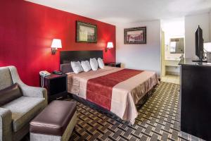 מיטה או מיטות בחדר ב-Econo Lodge Downtown Salt Lake City