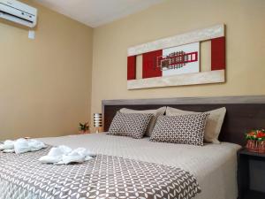 een slaapkamer met een bed met handdoeken erop bij Hotel Brisa do Aracati in Aracati