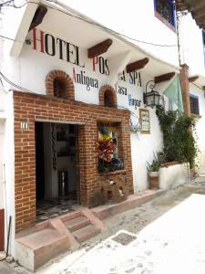 einen Hoteleingang mit einem Backsteingebäude in der Unterkunft Hotel Posada Spa Antigua Casa Hogar in Taxco de Alarcón