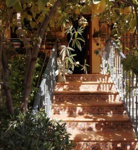 un conjunto de escaleras delante de una casa en La Casa de la Abuela María, en Baeza