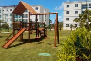 een speeltuin met een glijbaan in een park bij Palm Village Acqua in Porto De Galinhas