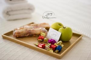 a tray of food with apples and presents on it at Valbanera in Colombres