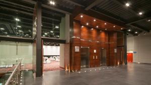 vestíbulo con puerta de madera en un edificio en Holiday Inn Mexico Zona Centro by IHG, en Ciudad de México 90 fotos más