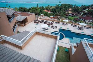 Una vista aérea de un complejo turístico con piscina. en Ilhabela Beach Residences, en Ilhabela