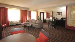 Khu vực ghế ngồi tại The Holiday Inn Amarillo West Medical Center by IHG +30 ảnh