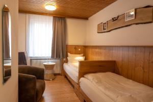 Postel nebo postele na pokoji v ubytování Hotel Post mit Klimaanlage + 37 fotografií