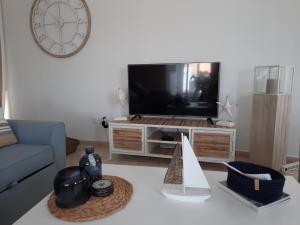 Televízia a/alebo spoločenská miestnosť v ubytovaní Casa Myfa