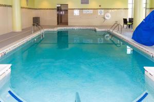 ein großer Pool mit blauem Wasser in einem Gebäude in der Unterkunft Holiday Inn Paducah Riverfront, an IHG Hotel in Paducah