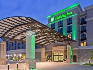 Holiday Inn - Cheshire - Southington, an IHG Hotel في Cheshire: مبنى مستشفى عليه علامة نزل صحية