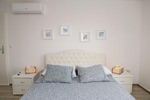 1 dormitorio con 1 cama grande con almohadas azules en NEW LUXURY APARTMENT SANDRA- OLD TOWN KORCULA, en Korčula