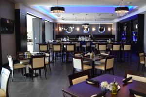 a restaurant with tables and chairs and a bar at Holiday Inn Cincinnati North West Chester by IHG in West Chester