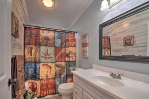 ein Badezimmer mit Toilette, Waschbecken und Duschvorhang in der Unterkunft Bright and Beautiful Home, Explore Natl Parks! in Greenwich