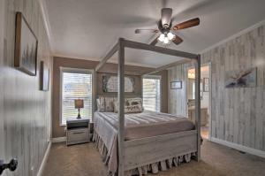 Schlafzimmer mit einem Himmelbett und einem Deckenventilator in der Unterkunft Bright and Beautiful Home, Explore Natl Parks! in Greenwich