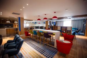 Uma área de estar em Holiday Inn - Aktau - Seaside by IHG mais 37 fotos