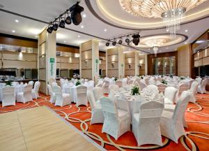 A seating area at Holiday Inn Ankara-Kavaklidere by IHG