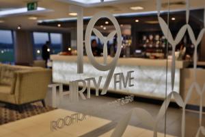 Un ristorante con un cartello che dice "Ryu Nine" di Holiday Inn Southend, an IHG Hotel a Southend-on-Sea