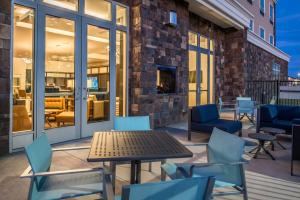 A seating area at Holiday Inn Joplin, an IHG Hotel