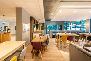 Holiday Inn Bournemouth by IHG餐厅或其他用餐的地方