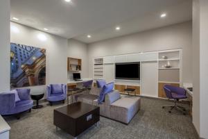 un soggiorno con divano e sedie blu di Holiday Inn Cleveland Clinic by IHG a Cleveland