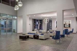 un ufficio con sedie, divani e tavolo di Holiday Inn Cleveland Clinic by IHG a Cleveland