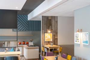 Holiday Inn Bournemouth by IHG的厨房或小厨房