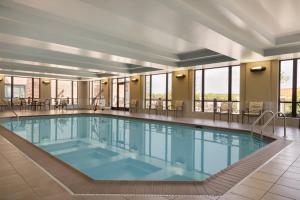 Holiday Inn Chicago Schaumburg, an IHG Hotel tesisinde veya buraya yakın yüzme havuzu