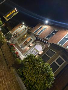 una vista aérea de un edificio con una entrada iluminada en The Claremont Preston en Preston