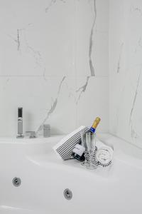 een badkamerbar met een wastafel en een fles champagne bij Best Western Hotel Savoy in Karlstad