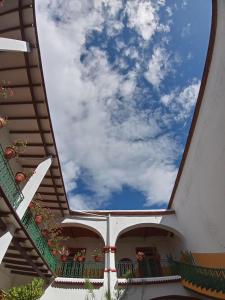 - une vue sur le ciel depuis l'intérieur d'un bâtiment dans l'établissement Hotel Principal, à Oaxaca 30 autres photos