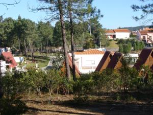 - une vue sur un village avec des arbres et des bâtiments dans l'établissement parque de campismo de Luso, à Luso