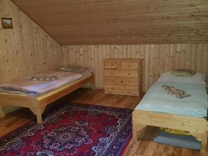 En eller flere senge i et værelse på Chata pod skalou