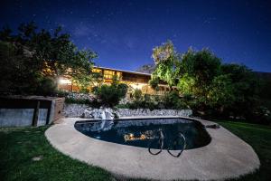 Una piscina en medio de un patio por la noche. en Hotel Casona Distante, en Alcoguaz