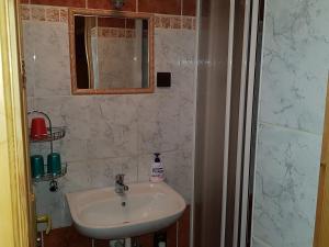 bagno con lavandino e specchio di Chata pod skalou a Valaská