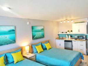 Dapur atau dapur kecil di Pirates Cove Resort Studios!