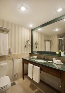 a bathroom with a sink, toilet and bathtub at Windsor Oceanico Hotel in Rio de Janeiro