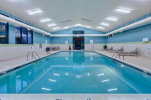 Swimmingpoolen hos eller tæt på Holiday Inn Express Blacksburg, an IHG Hotel