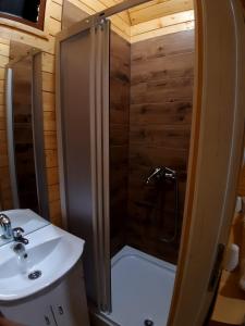 Ένα μπάνιο στο Glamping Jezero